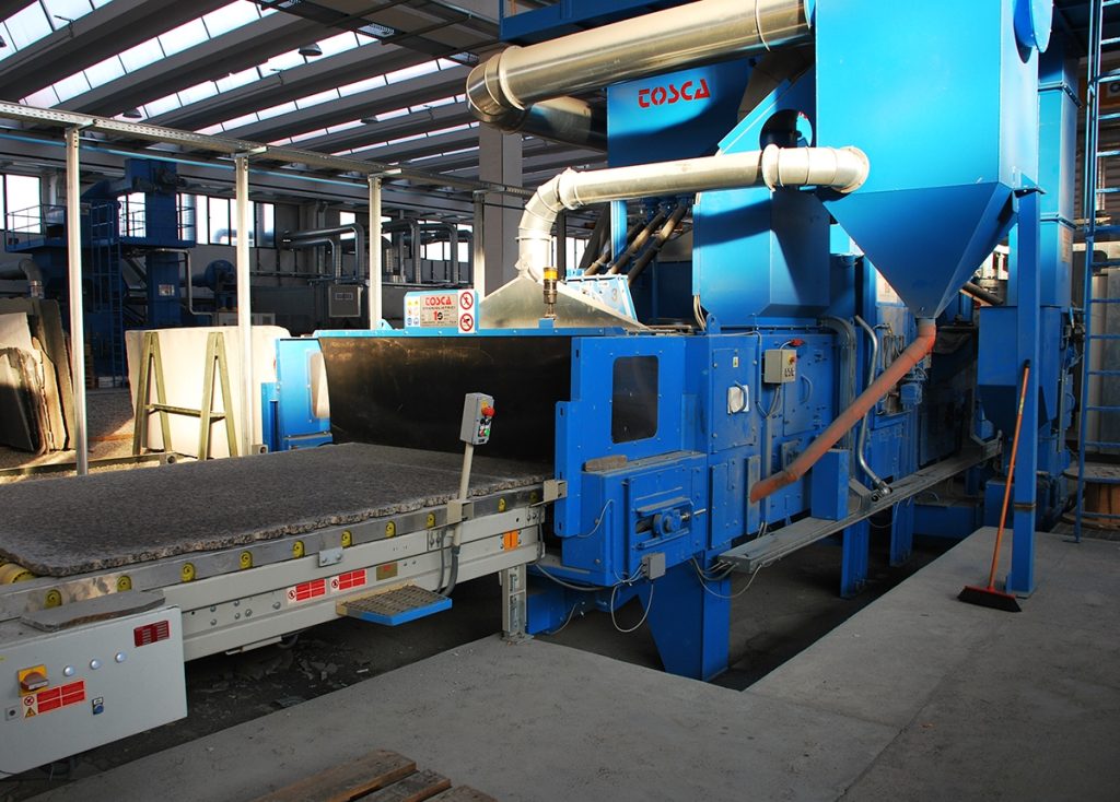 Grenailleuse industrielle TOSCA bleue pour granit, avec convoyeur
