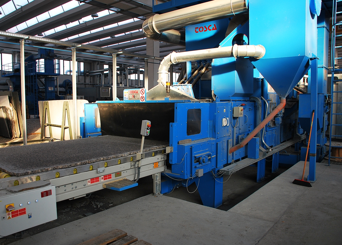 Grenailleuse industrielle TOSCA bleue pour granit, avec convoyeur