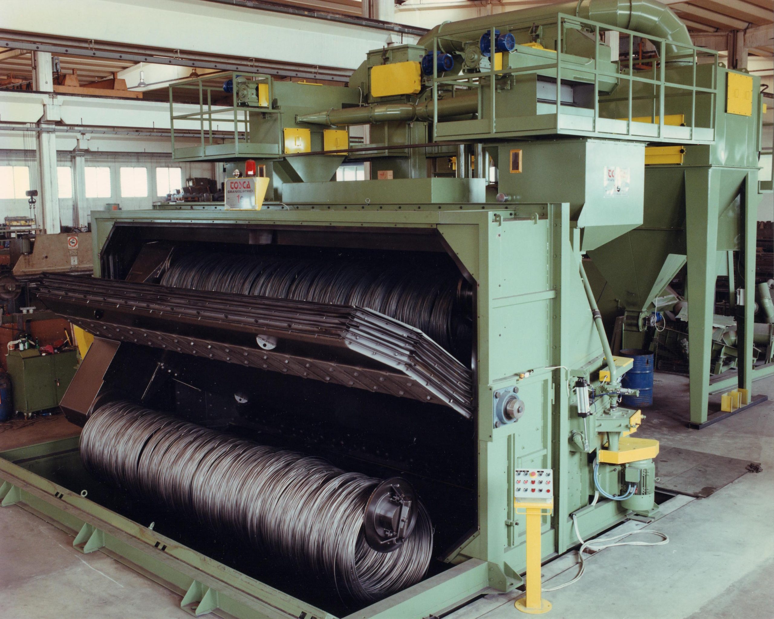 Grenailleuse industrielle TOSCA verte pour fil en couronne, avec bobines apparentes