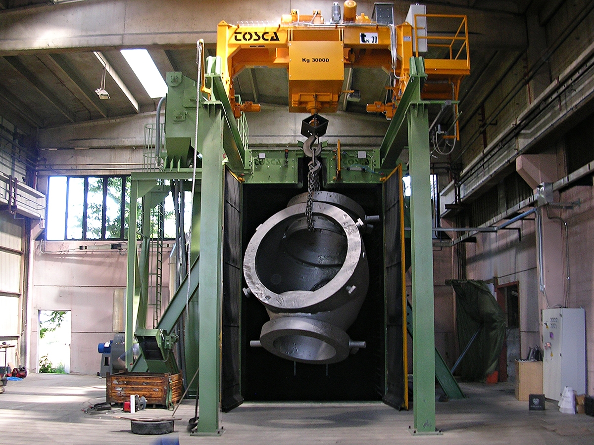 Grenailleuse à palan TOSCA haute capacité (30T) traitant une grande pièce métallique circulaire