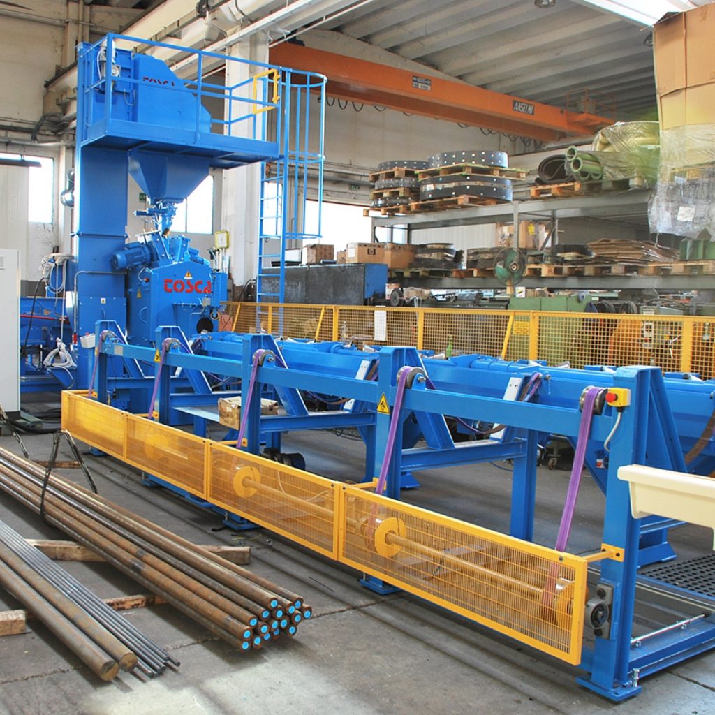 Grenailleuse industrielle TOSCA pour tubes et barres, avec convoyeur à rouleaux biconiques