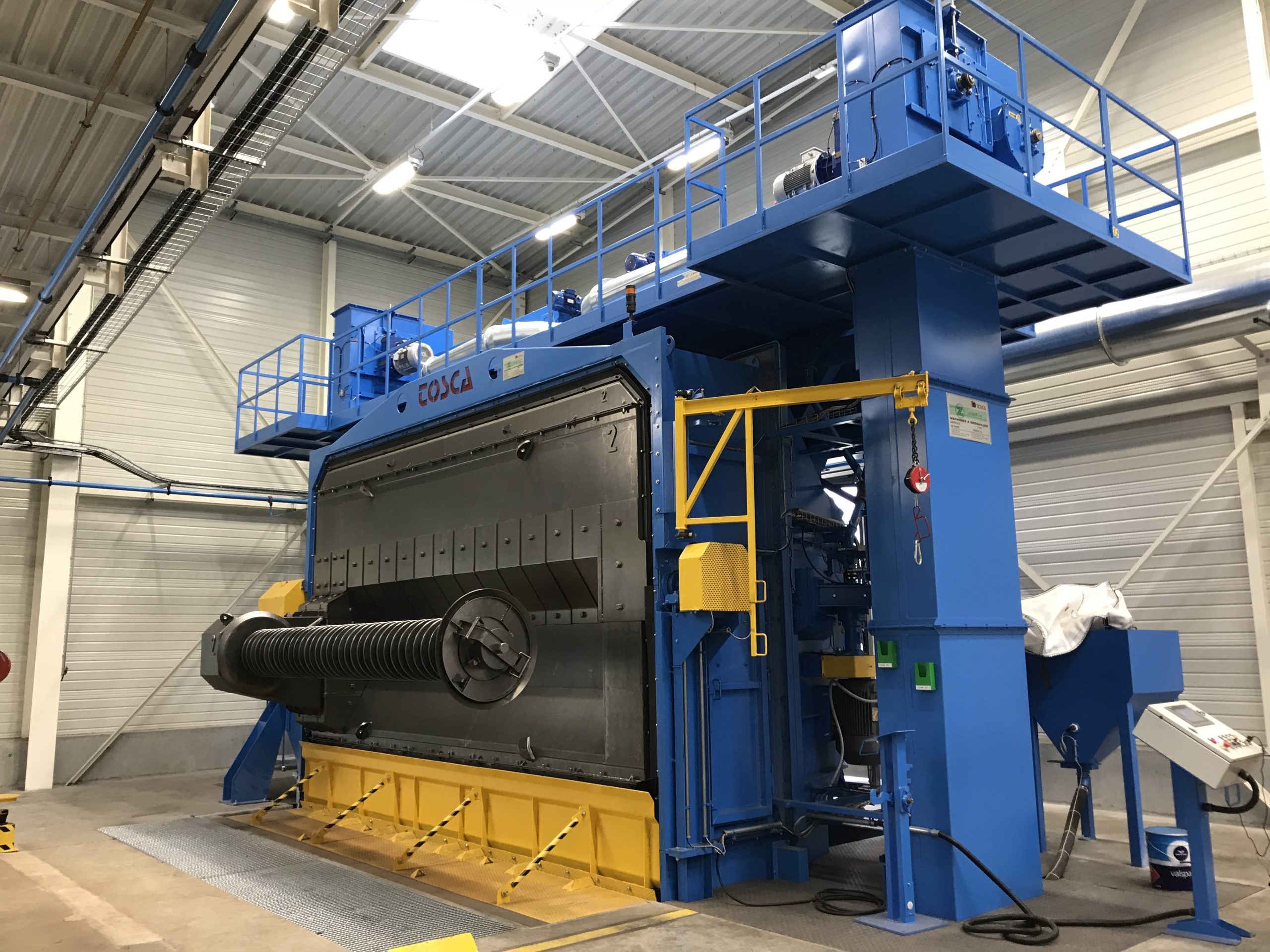 Grenailleuse industrielle pour fil en couronnes TOSCA bleue/grise installée dans un grand atelier