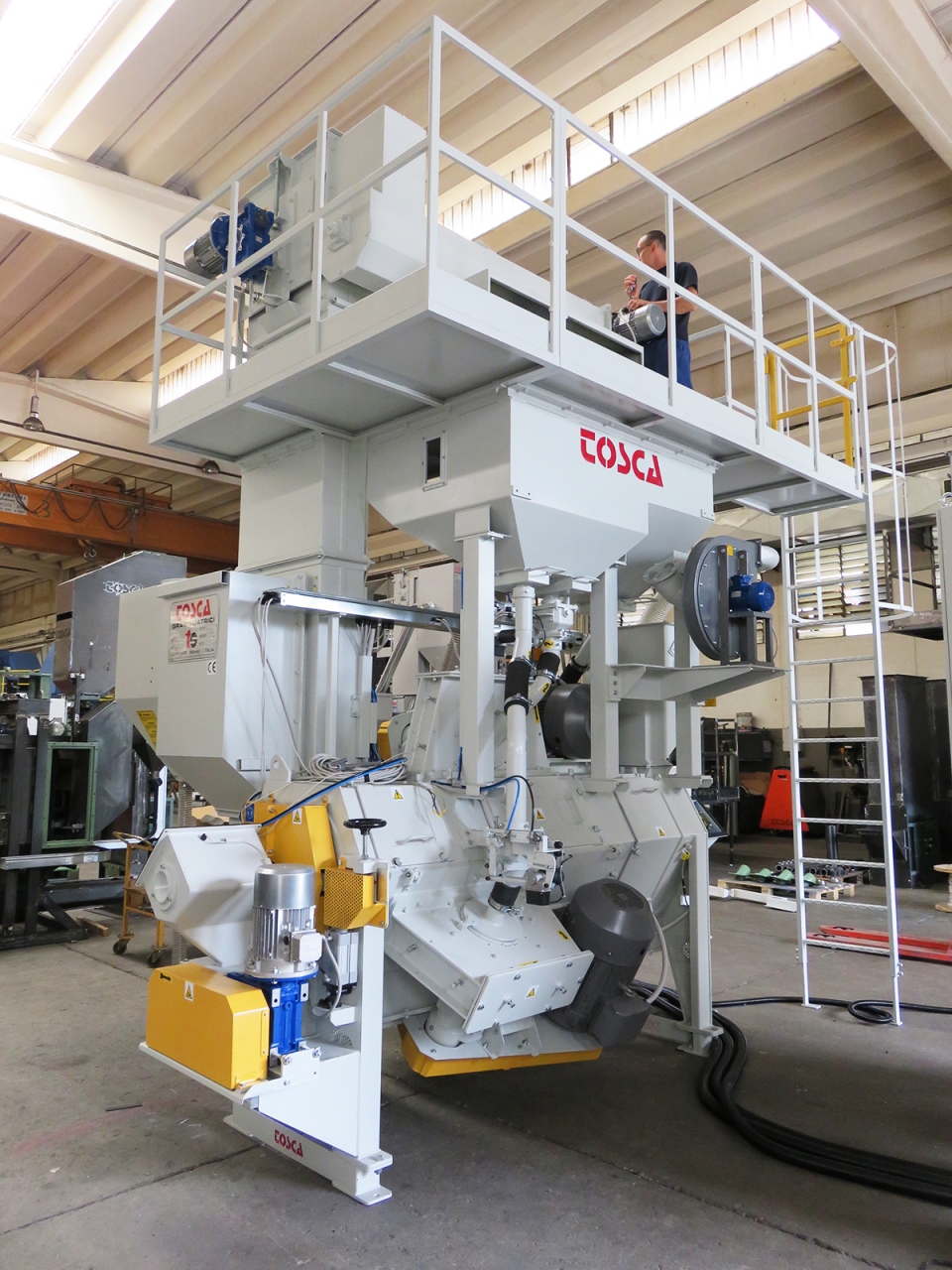 Grenailleuse industrielle pour fil en continu, avec quelqu'un au-dessus de la machine
