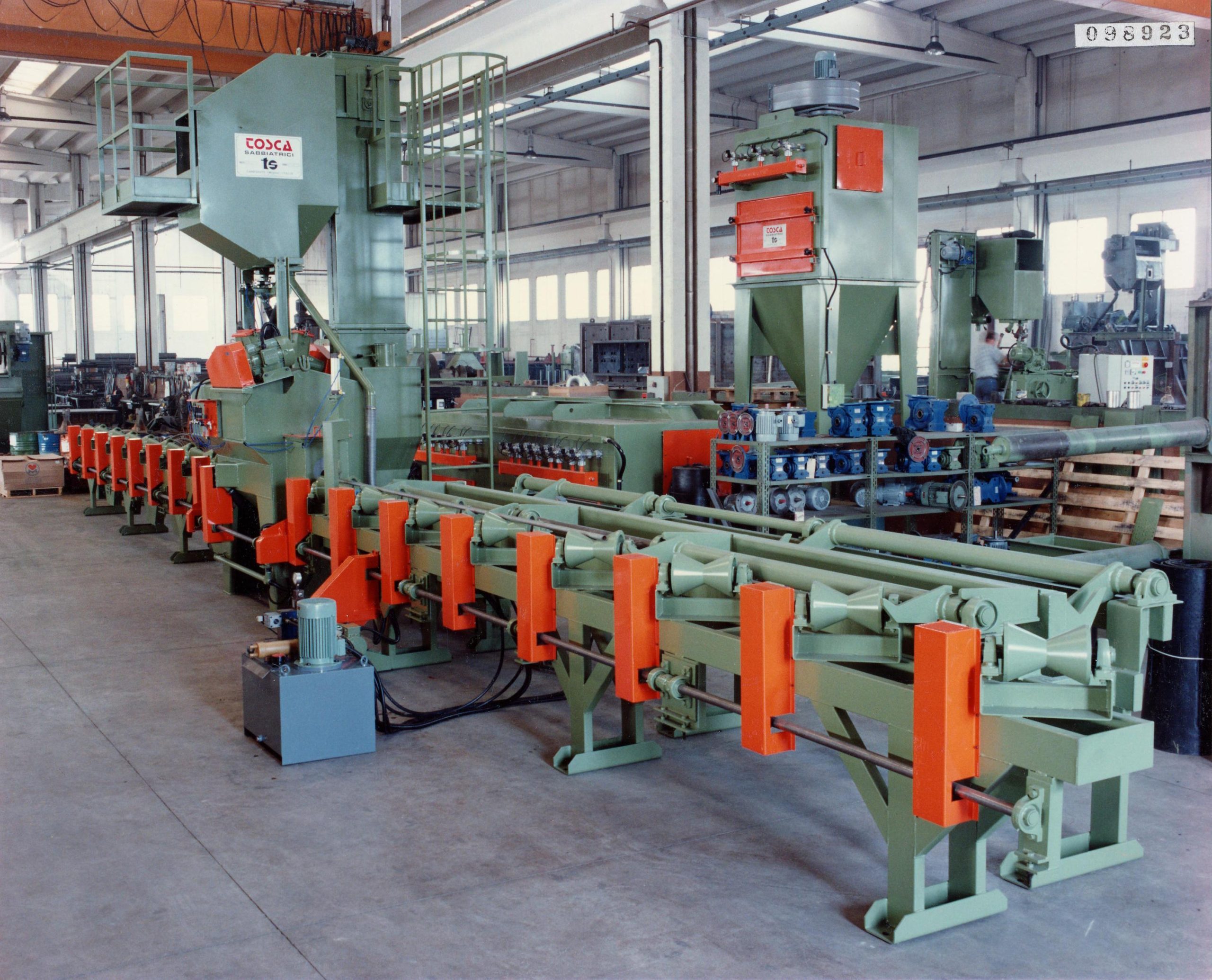 Grenailleuse industrielle TOSCA avec convoyeur et carters de protection