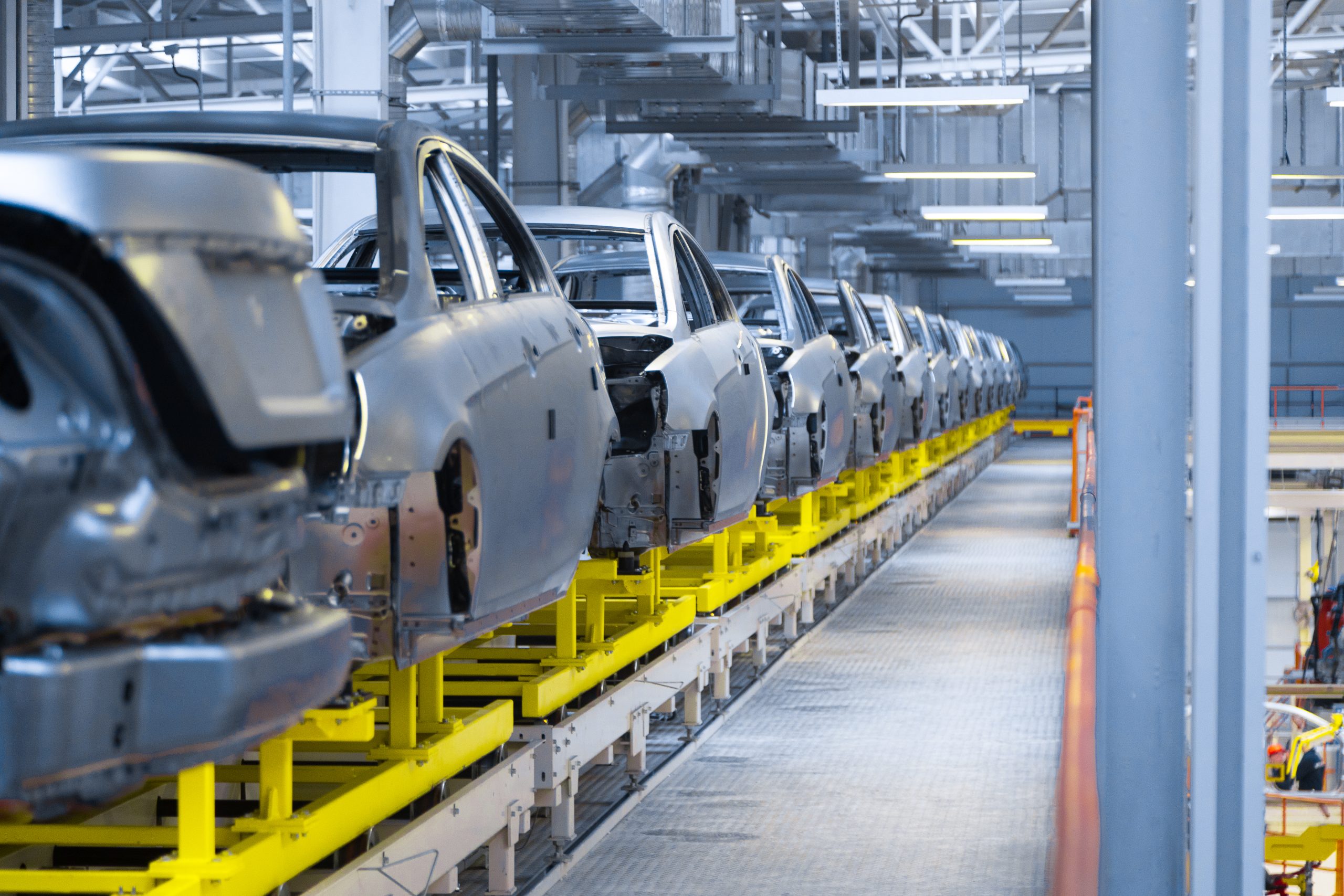 Rangée de voiture en production représentant le secteur automobile