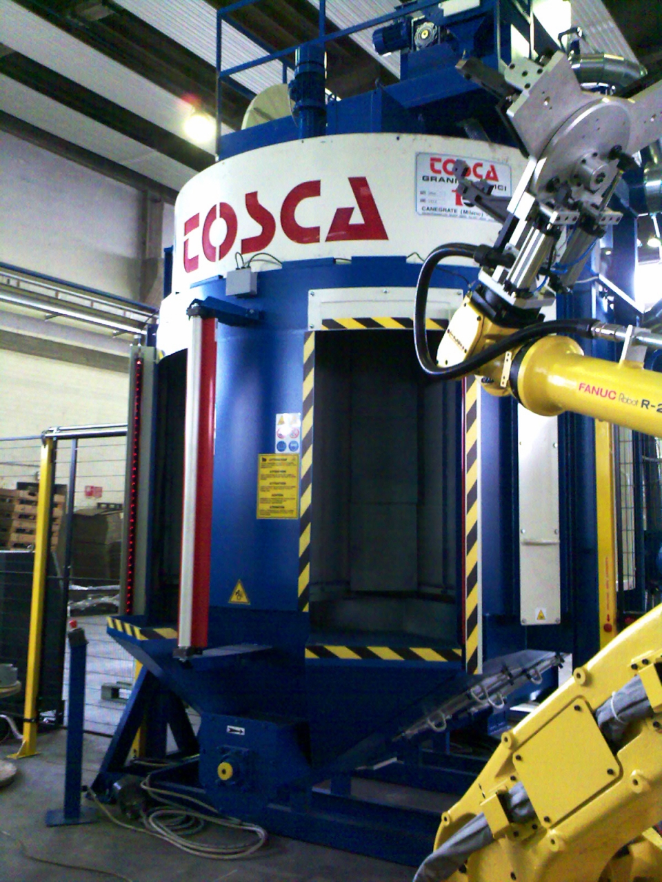Grenailleuse à satellites avec bras robotique FANUC pour chargement automatisé