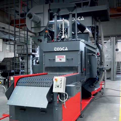Machine de grenaillage TOSCA grise et rouge, avec tapis convoyeur à mailles