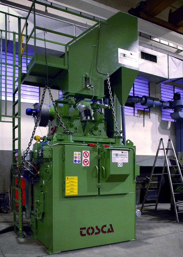 Grenailleuse industrielle TOSCA verte, avec chaîne de levage et échelle