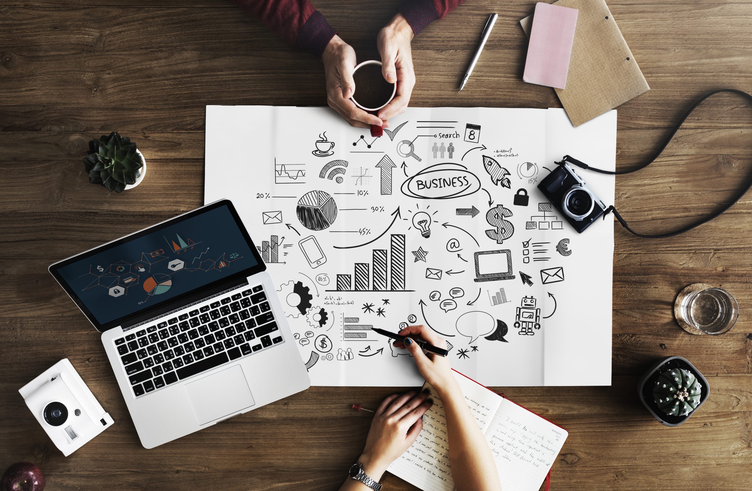 Collaborateurs travaillant sur des idées de business sur une table