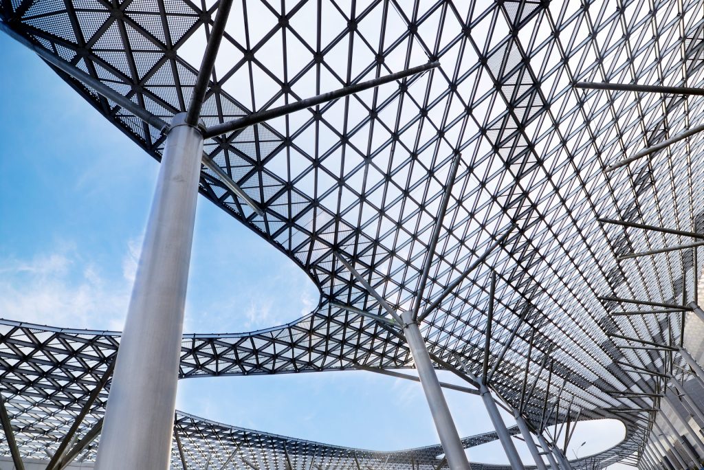 Structure architecturale moderne avec charpente métallique géométrique et verrière