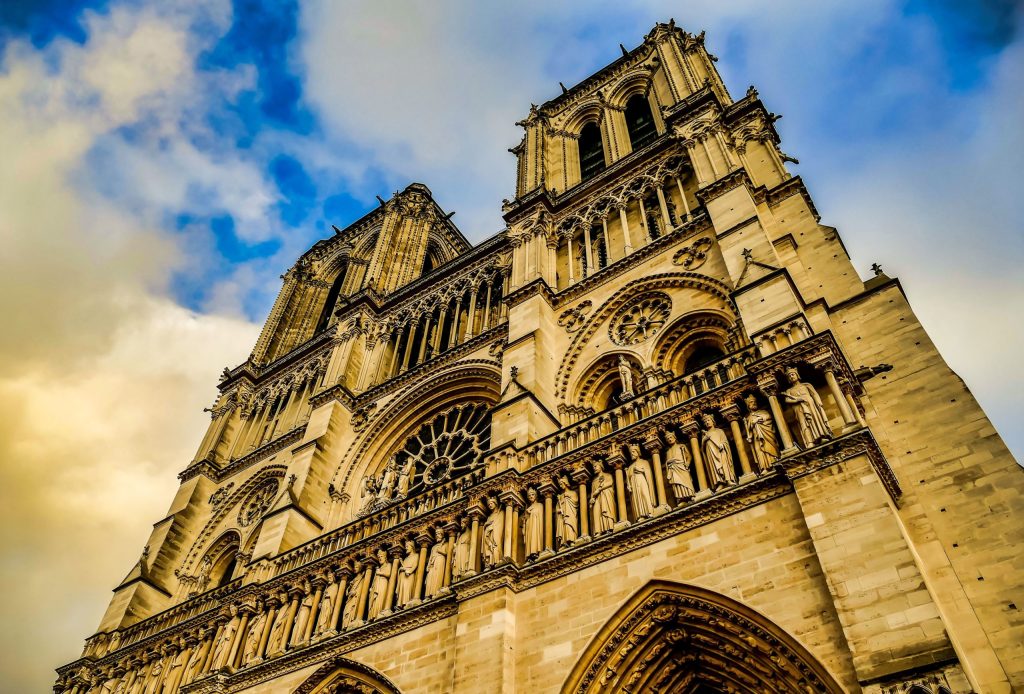 Photo de la cathédrale Notre Dame de Paris vue du dessous