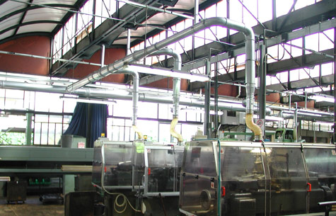 Système de filtration d'air installé en intérieur avec conduits aériens dans un atelier