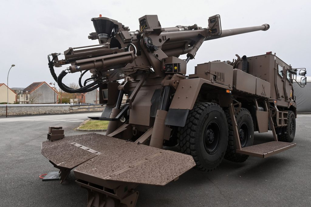 Camion militaire équipé d’un canon automoteur Caesar, véhicule blindé d’artillerie français