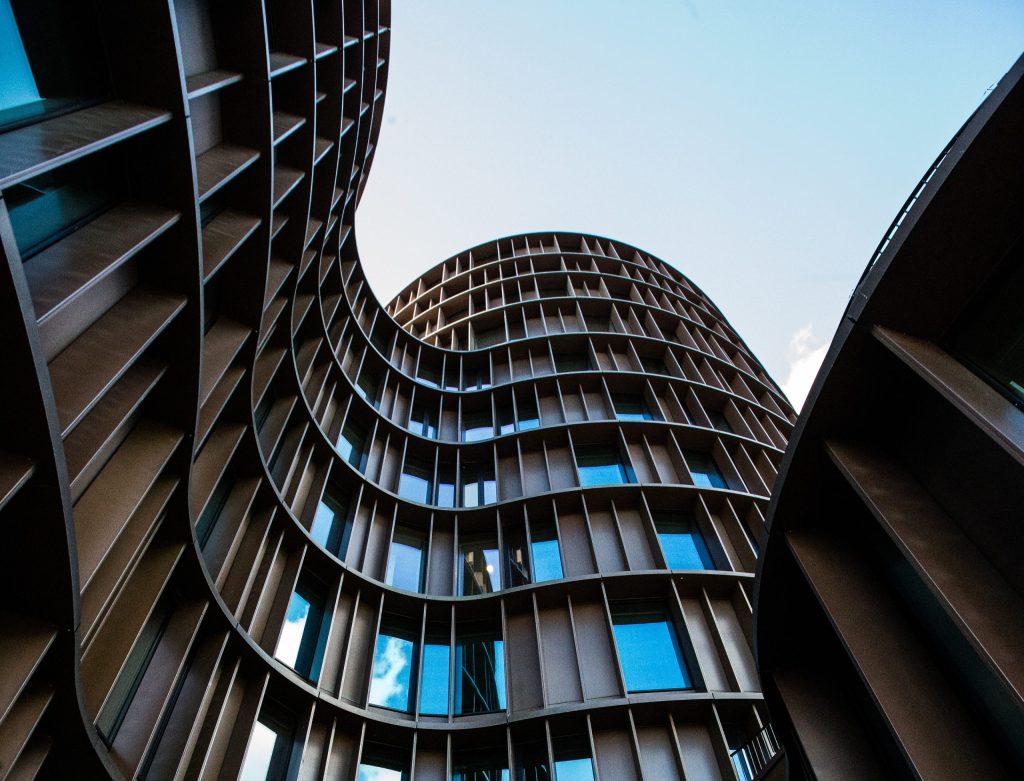 Photo d'un grand bâtiment moderne représentant le secteur du bâtiment & architecture
